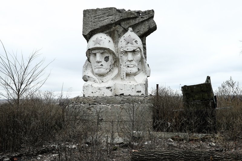 Поселок Зайцево в Донецкой области. Памятник воинам Красной армии в поселке Зайцево. По поселку проходит линия разграничения сил в Донбассе