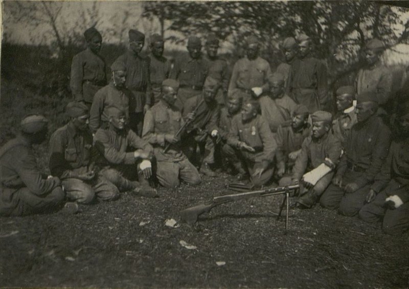 Image: 2nd battalion. A platoon of light machine gunners studying the material part of the Light machine gun of the Degtyarev system