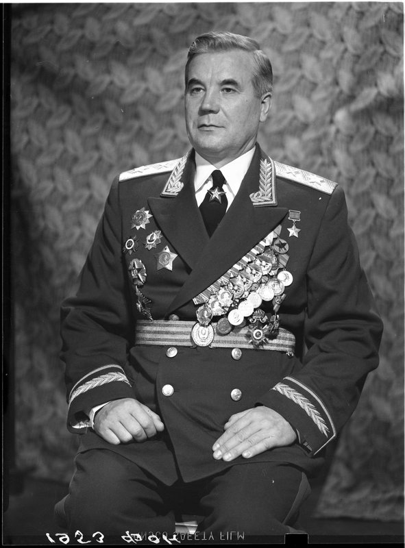 «Маршал артиллерии (будущий главный маршал артиллерии) М.И.Неделин.»