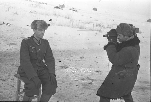 Кинооператор А. Казаков снимает сдавшегося в плен  командующего 6-й полевой армией фельдмаршала Ф. Паулюса