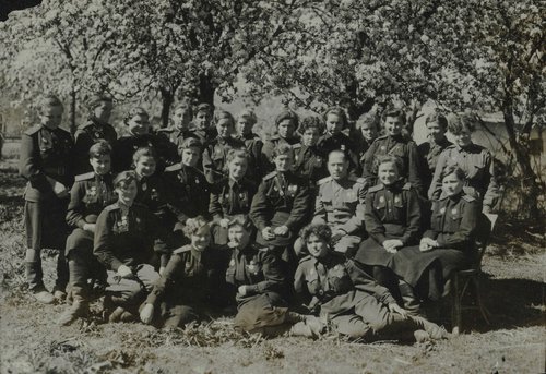 Regiment commander E.D. Bershanskaya and commander of the 218th air division D.D. Popov with the personnel