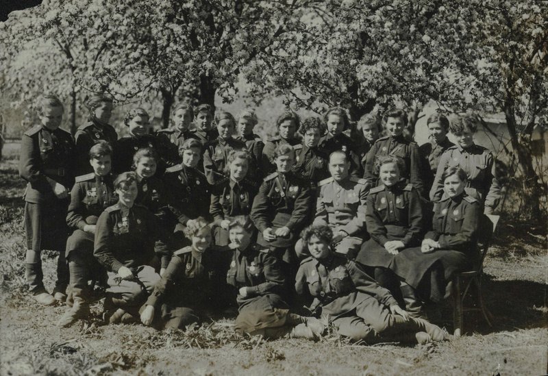 Regiment commander E.D. Bershanskaya and commander of the 218th air division D.D. Popov with the personnel
