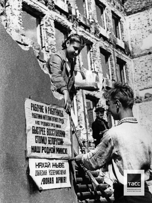 Минские пионеры, развешивающие агитационные плакаты на одной из улиц города