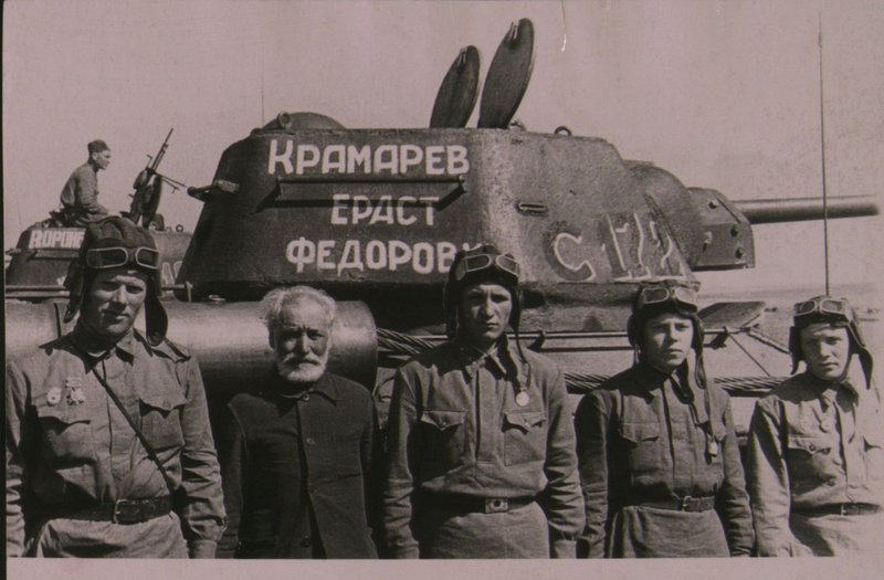 Voronezh collective farmer E.F. Kramarev with the crew of the S-172 tank. 1943.
