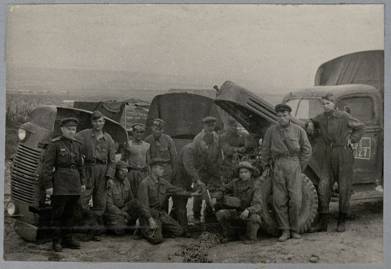 Фотография: Альбом "История 28 автомобильного полка, 1943-1944 гг."