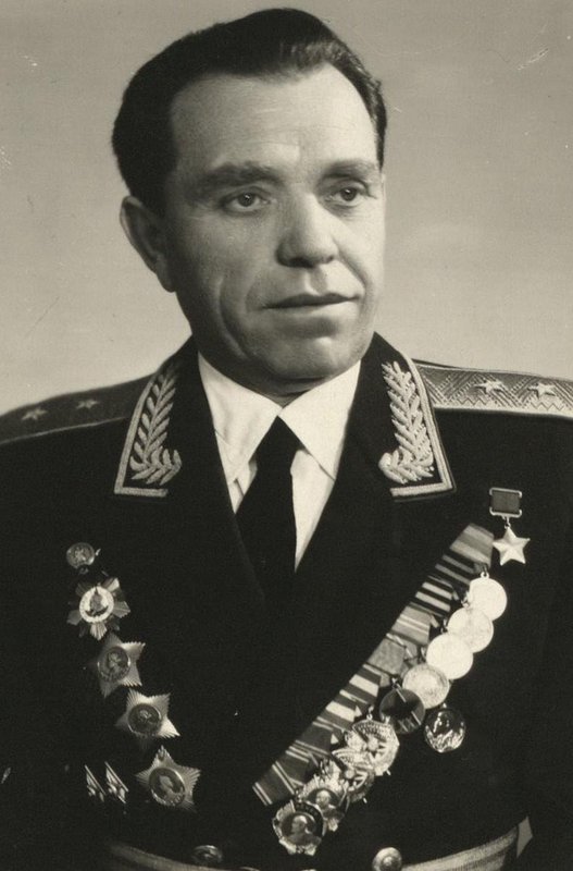 Герой Советского Союза генерал-лейтенант Провалов Константин Иванович. Участник боев у оз. Хасан, Великой Отечественной войны, командовал дивизией и корпусами