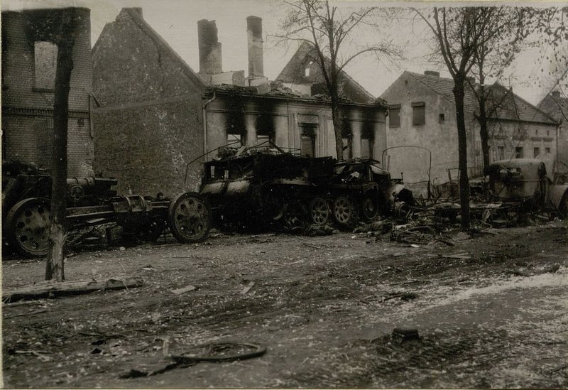 Фотография: Техника врага уничтоженная нашей артиллерией 29.4.45г. в районе юго-Восточнее Берлина