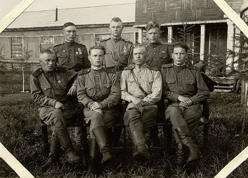 Фотография: Бюро ВЛКСМ полка краноармеец Солодников, младший лейтенант Пупов, младший лейтенант Грачев, младший лейтенант Глотов, Старший лейтенант Лысенко, сержант Мендов, лейтенант Троицкий