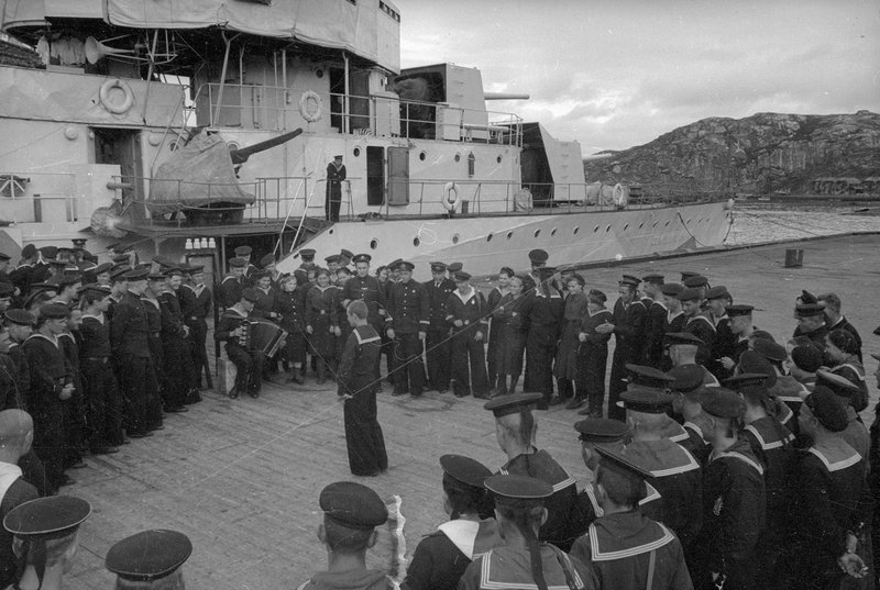 Концерт на берегу на фоне эскадренного миноносца «Сокрушительный». 1942 г.