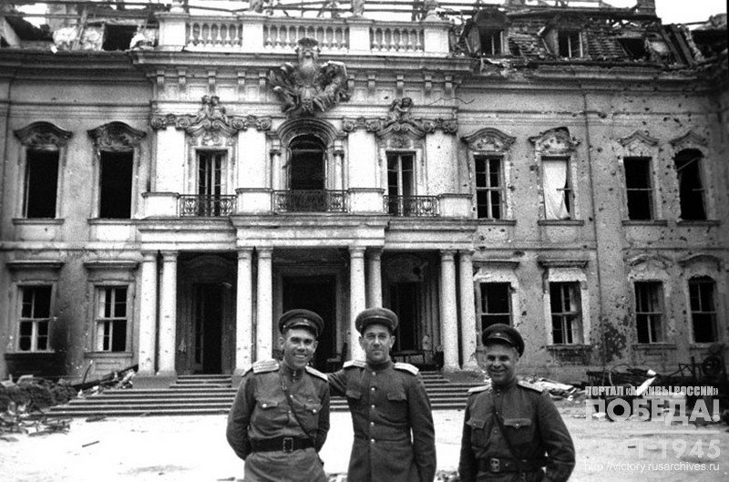 Военный комендант 3-го участка района Мите капитан В.М. Шорин (в центре), фотокорреспондент В.С. Кинеловский (справа) и Воскобойников у здания Министерства иностранных дел