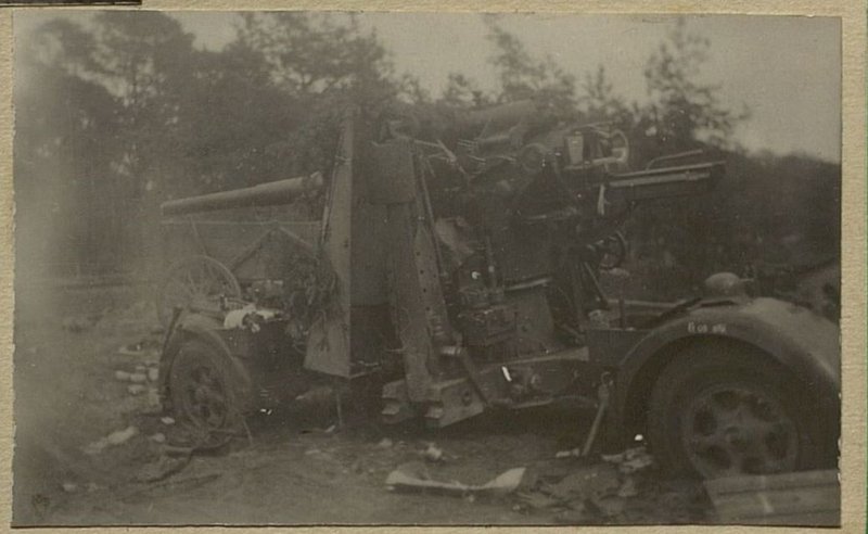 Image: 105 m / m gun destroyed in the forest, Halbe district