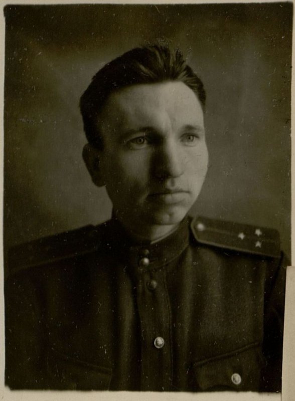 Фотография: Начальник ветеренарной службы части старший лейтенант Богомолец