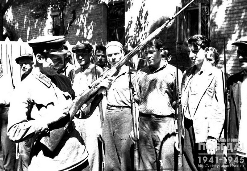 Командир подразделения воентехник первого ранга Н.Н. Бушуев объясняет ополченцам устройство винтовки