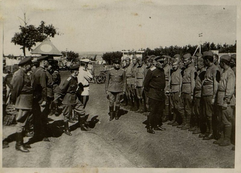 Фотография: Член Военного Совета генерал Чекаловский среди репатриированных воинов Красной Армии