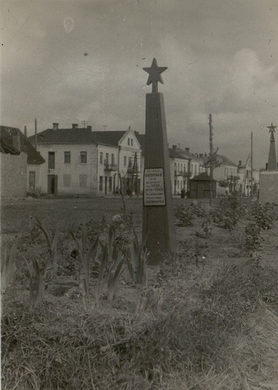 Фотография: Индивидуальная могила расположена на площади г. Кобрин