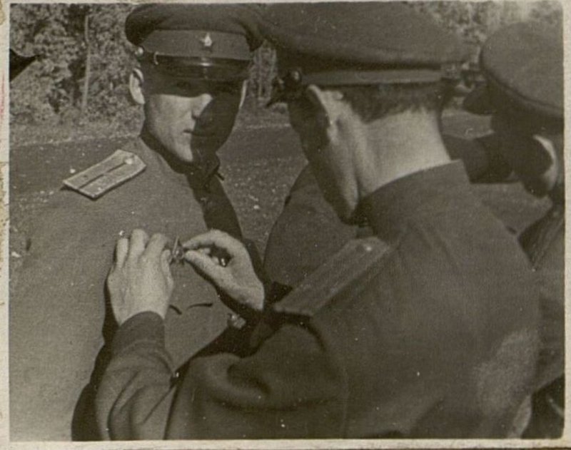 Фотография: Начальник штаба подполковник товарищ Рутман укрепляет орден награжденному офицеру