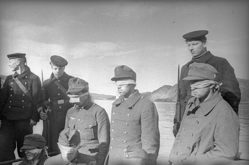 Пленные горные стрелки и краснофлотцы