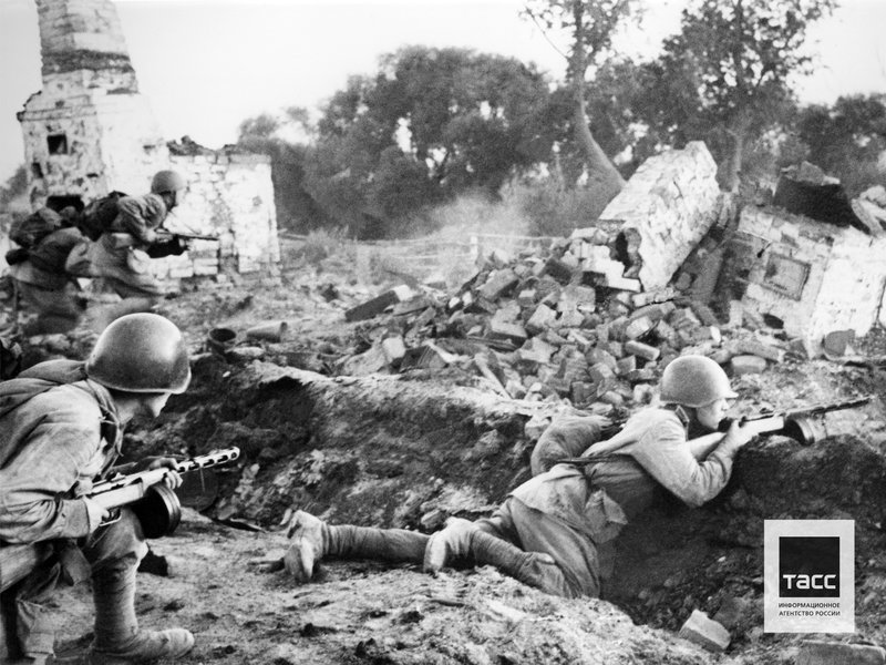 Fighters of the rifle unit of the Kalinin Front during a battle for one of the settlements, 1943. Photo by Leonid Velikzhanin/TASS