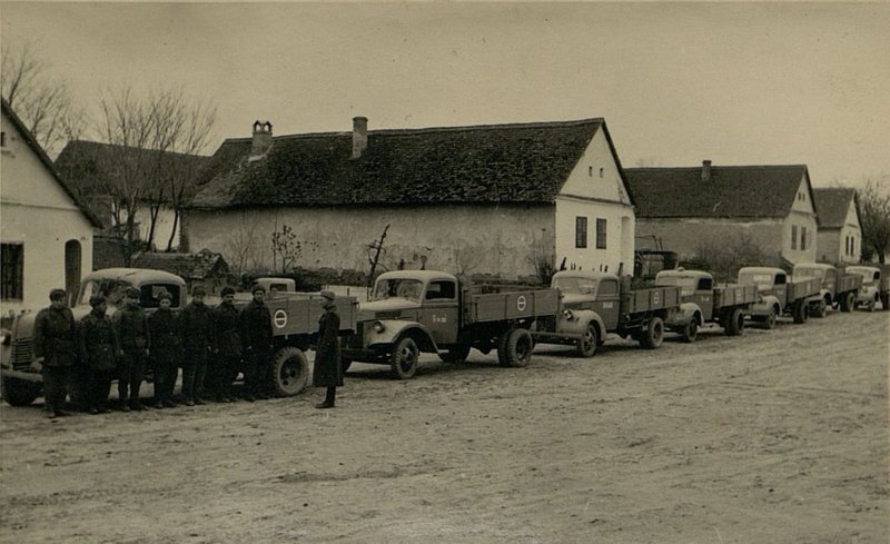 Фотография: Командир взвода лейтенант Стариков. Инструктирует колонну перед отправкой в рейс