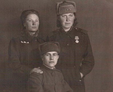 Бокова Клавдия Васильевна (справа) с боевыми товарищами, Венгрия, 1944г.