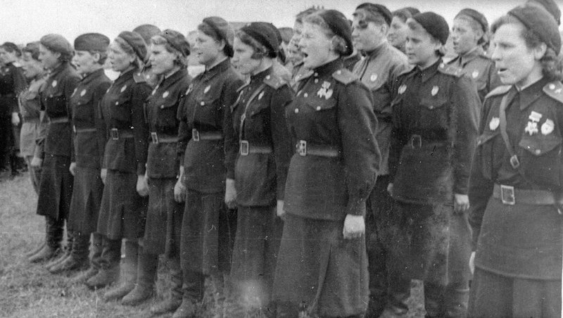 The all-female 46th Aviation Regiment receives the Guards banner