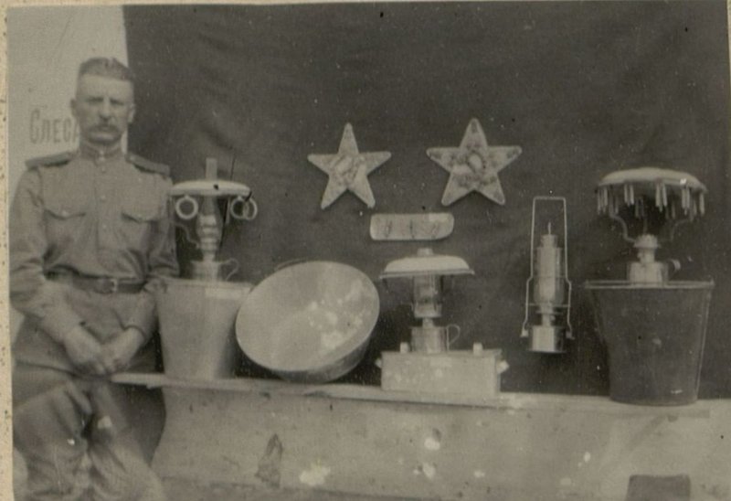 Фотография: Старший Сержант Рекуха у стенда своей мастерской