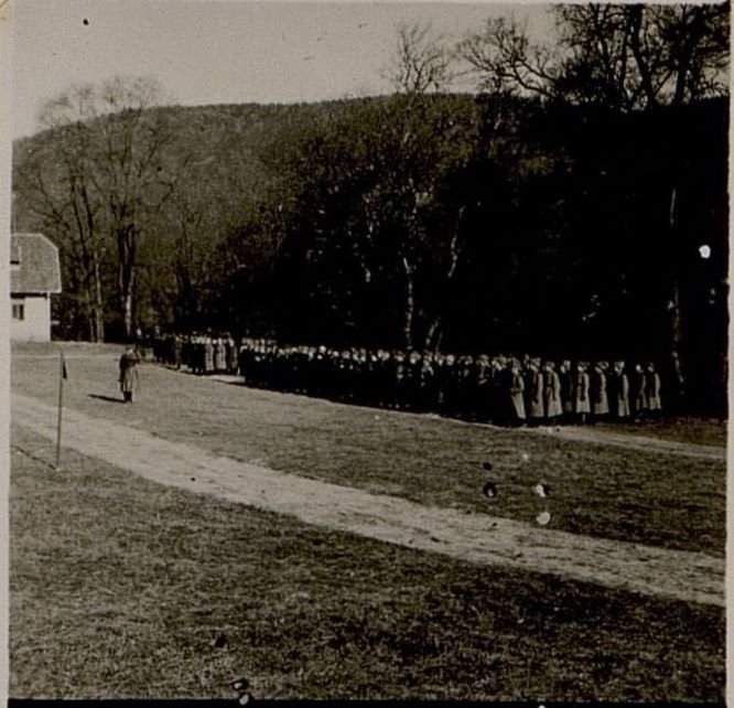 Фотография: 4 марта 1945 г. Харшакаля (район г. Будапешт). Командующий войсками 46 армии герой Советского Союза генерал-лейтенант Петрушевский вручает Красные знамена батальонам