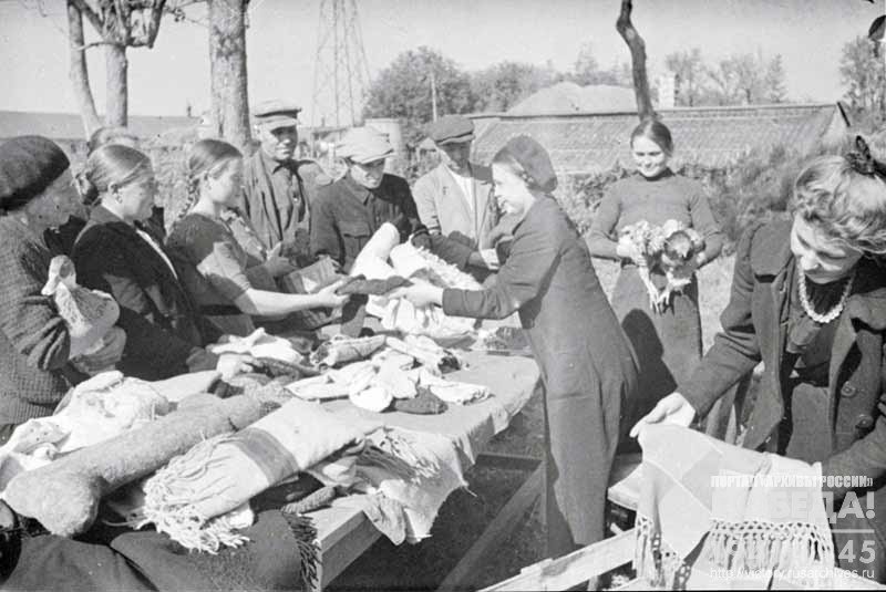 Workers of the Kalinin State Farm prepare gifts for Soviet soldiers