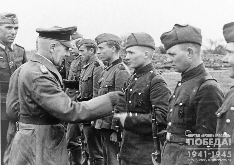 German officer awarding volunteers serving in the German army