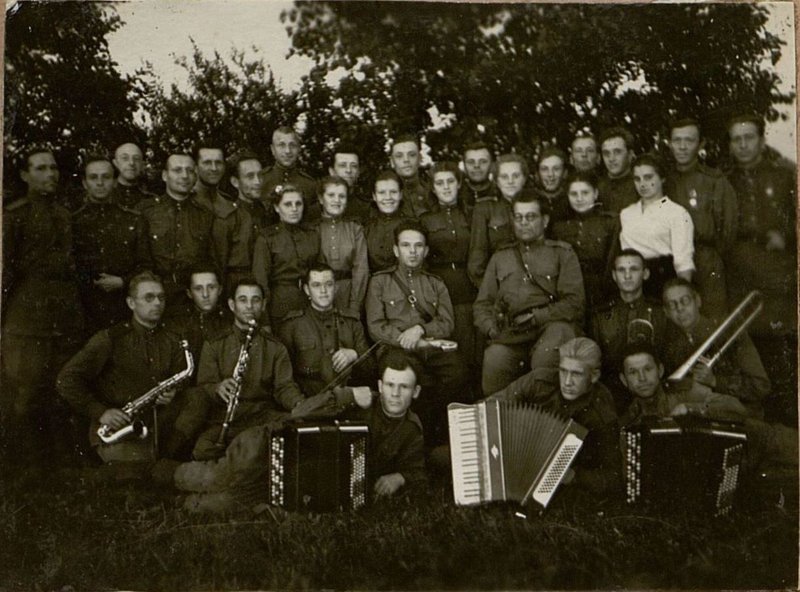Image: Regiment commander Colonel Comrade Peslyak and his deputy for political affairs, Lieutenant Colonel Comrade Ilyukhin, are among the members of the regimental amateur group. (1944)