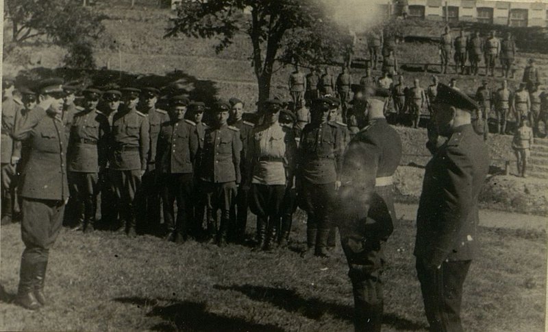 Фотография: Начальник штаба гвардии генерал-майор Воронцов отдает рапорт генерал-полковнику Захватаеву