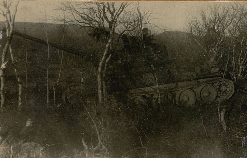 Фотография: Танк Т-34 в движении по бездорожью в районе кв. 3090