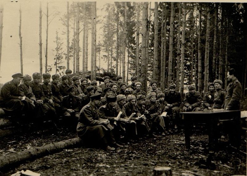 Image: Briefing of political group leaders. Conducted by Guards Captain Muralbayev