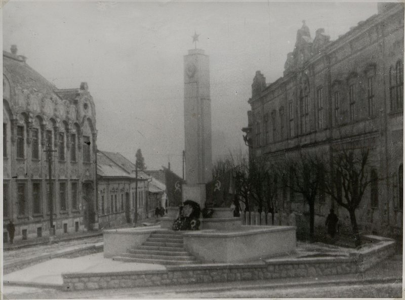 Image: Shiklos. Monument  at the military cemetery