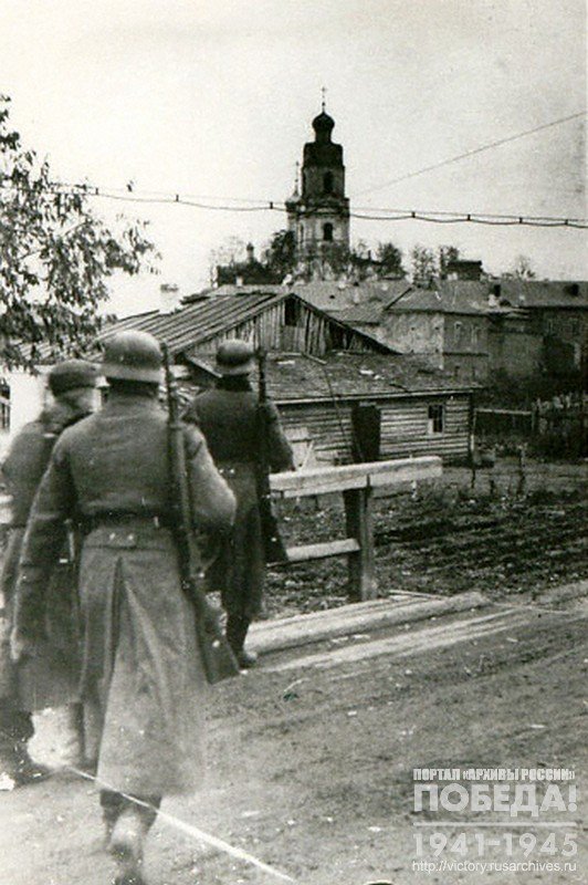 The German units enter Vyazma