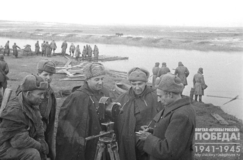 Кинооператор кинохроники С.А. Давидсон и другие беседуют с бойцами на переправе через р. Южный Буг