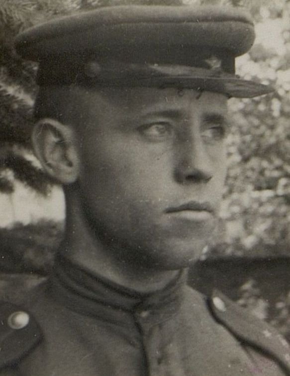 Фотография: Старший лейтенант Славянский командир зенитно-пулеметного взвода