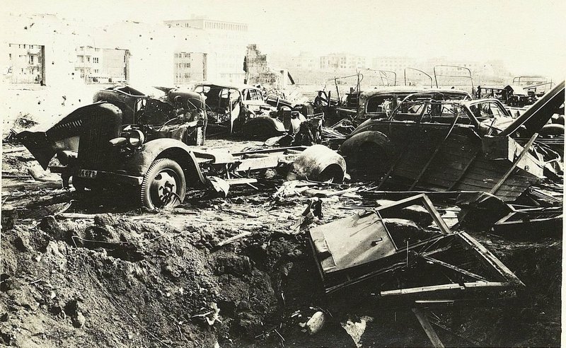 Фотография: Уничтоженные бомбометанием автомашины в городе Гдыня