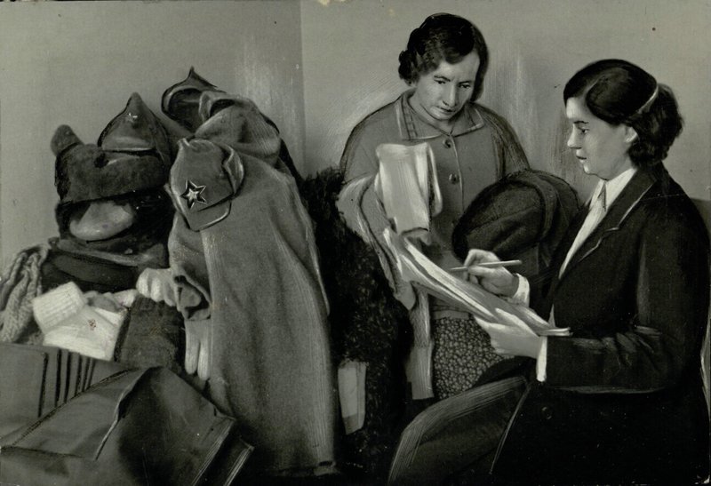 Сбор теплых вещей бойцам Красной армии коллективом завода "Кетгут". 1941 г. Казань