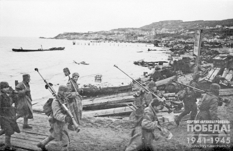 Soldiers who arrived on ships at dusk land on the Crimean coast near Kerch. 1944