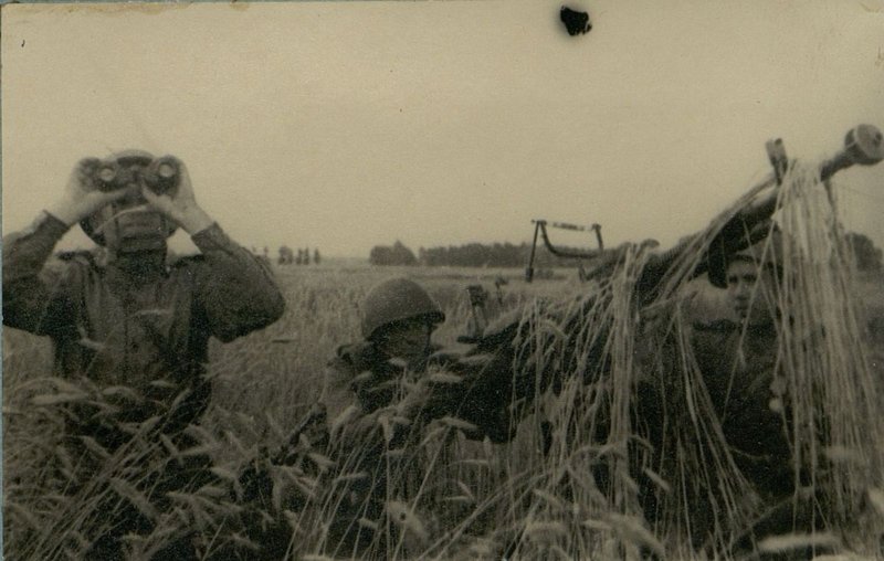Фотография: Гвардии расчет: П. Басюк, Г. Вознюк и Ш. Асмандаров
