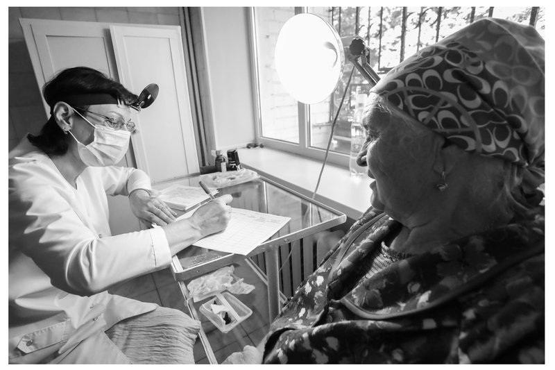 Medics from the Kursk Regional Clinical Hospital are conducting outreach examinations of refugees from border areas at temporary accommodation sites in the region.
