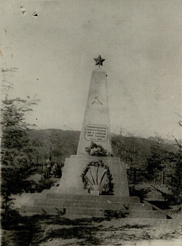 Image: Monument at the mass grave, Kami-Shikuka