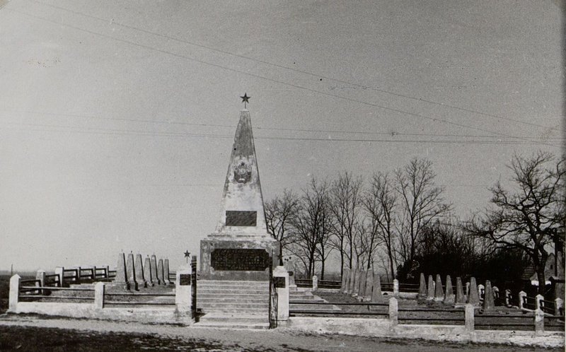 Фотография: д. Саак. Воинское кладбище