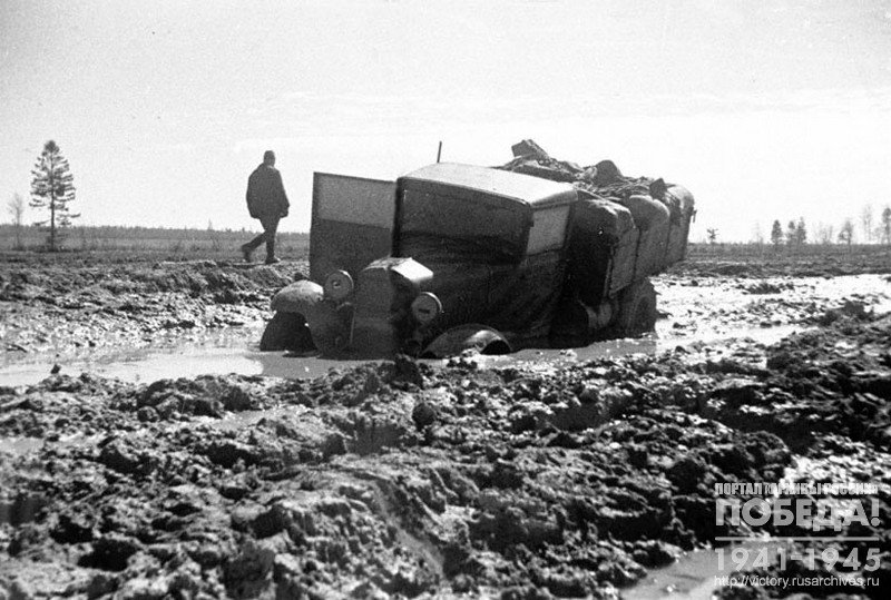 Машина с боеприпасами, застрявшая в грязи