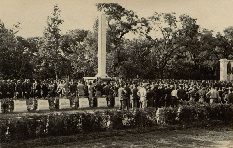 Image: The population of Vienna at the cemetery during the funeral meeting