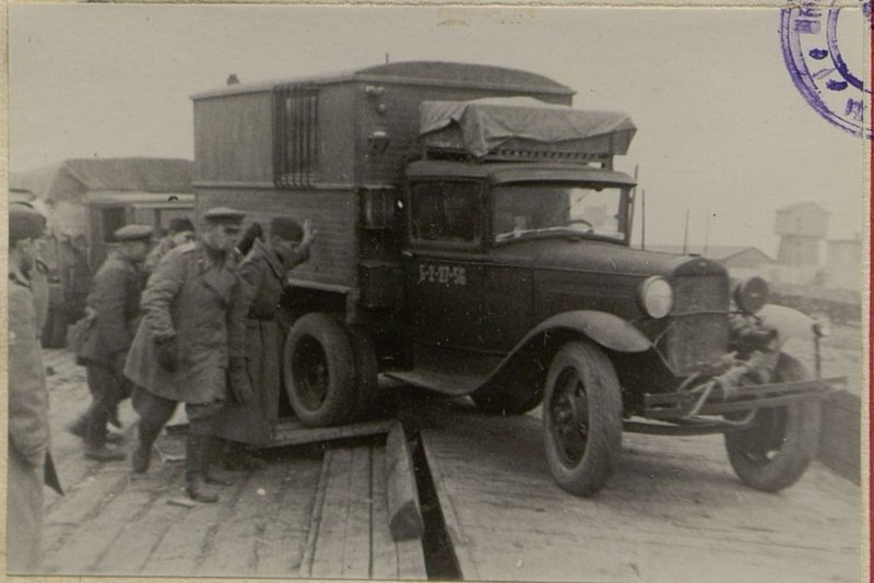 Фотография: Погрузка машин в эшелон на ст. Вольмиера