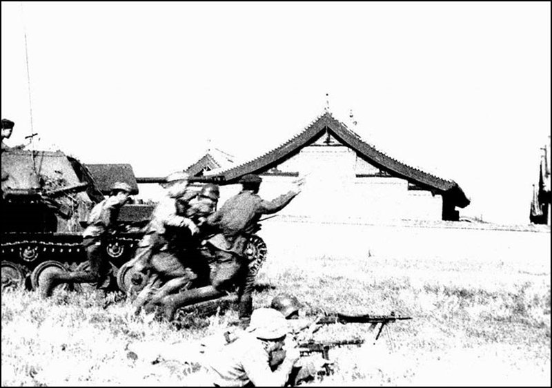 Infantry under cover of a self-propelled gun during the offensive. Manchuria