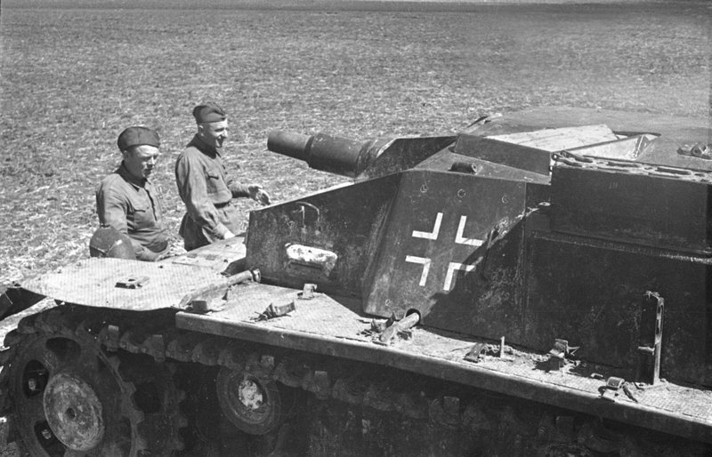Захваченная немецкая самоходная артиллерийская установка StuG III (Юго-Западный фронт)