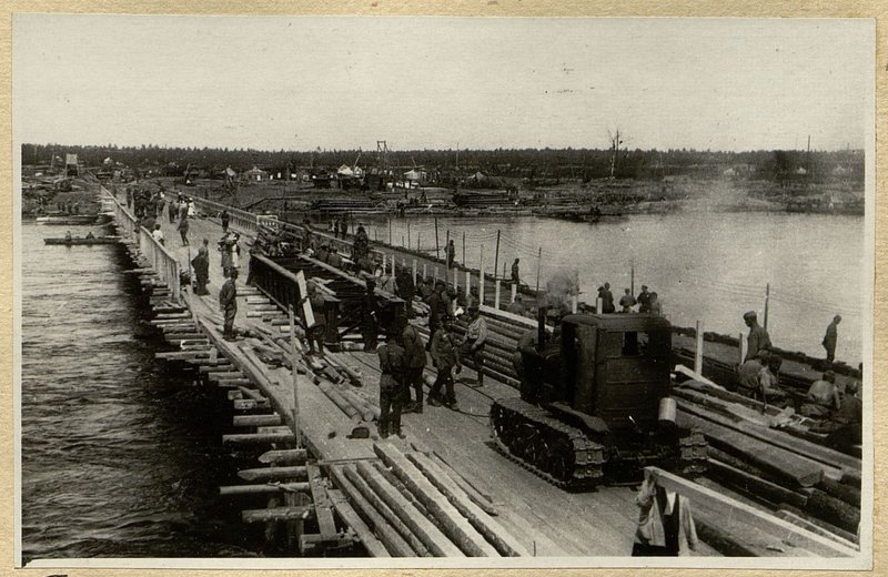 Фотография: Подача трактором к месту установки второго разводного пролетного строения